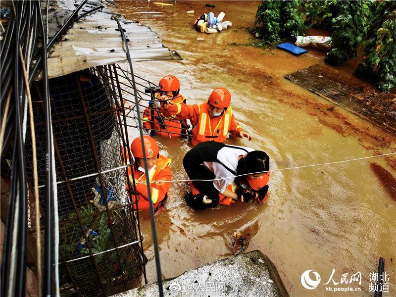 豪雨に襲われた都市！洪水災(zāi)害のなか、洗面器で赤ん坊を救出　湖北省宜昌