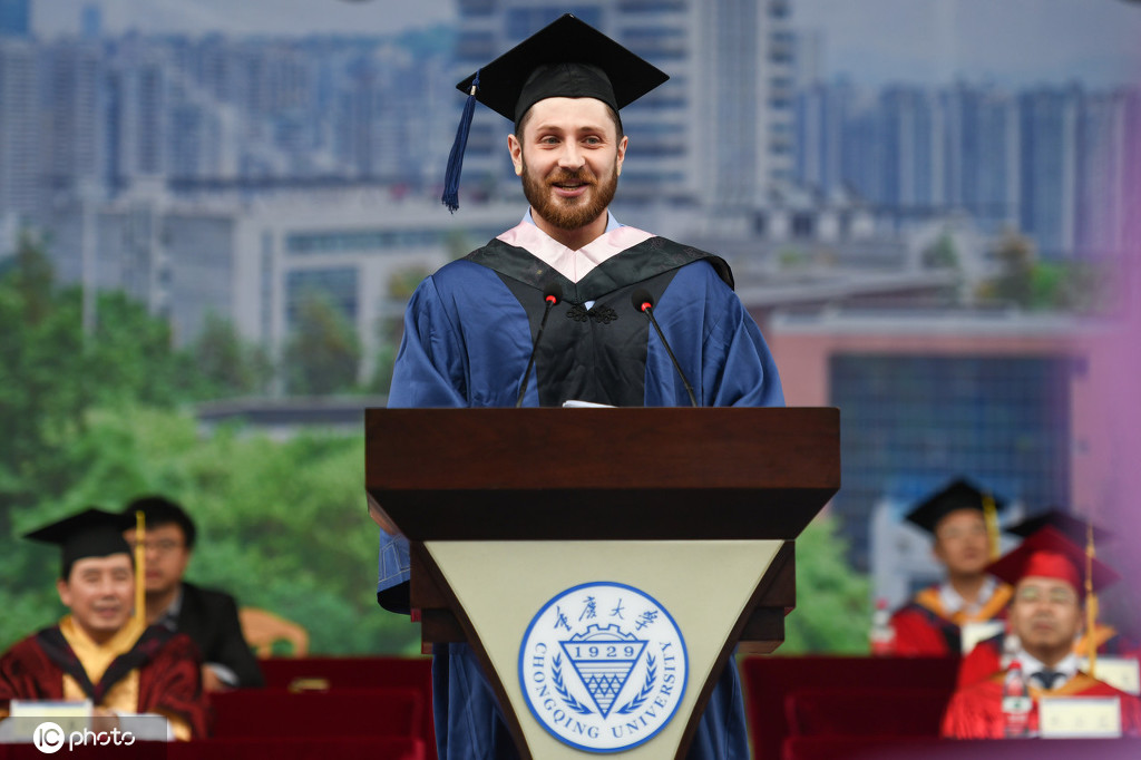 重慶大學留學生代表として卒業(yè)式で答辭を述べるButtarello Lorenzoさん（寫真著作権は東方ICが所有のため転載禁止）。