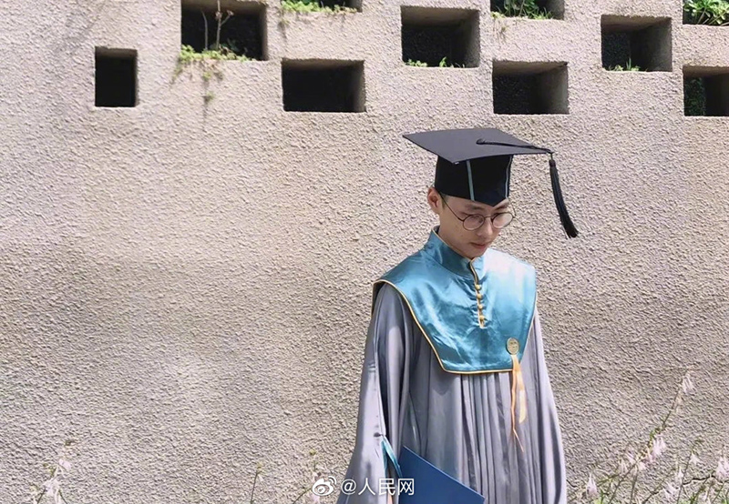 中央美術(shù)學(xué)院が卒業(yè)生のためにアカデミック?ガウンをデザイン　北京