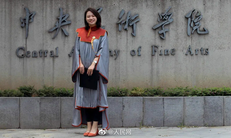 中央美術(shù)學(xué)院が卒業(yè)生のためにアカデミック?ガウンをデザイン　北京