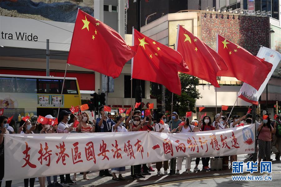 6月30日、香港地區(qū)の銅鑼灣（コーズウェイベイ）で香港地區(qū)國家安全維持法案支持を表明する香港市民（撮影?王申）。