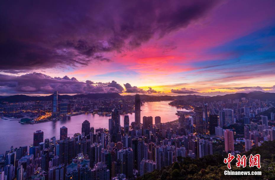 6月30日早朝、曙光に照らし出された香港地區(qū)のヴィクトリア?ハーバー両岸（撮影?張煒）。