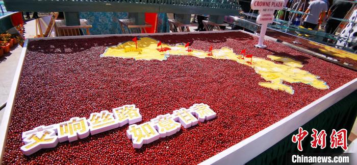 蘭州市のシェフがアワとアズキ10萬粒で甘粛省の地図作成　甘粛省 