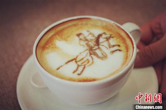 銅奔馬、彩陶王などの文化財を描いたラテアート　甘粛省 