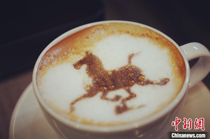 銅奔馬、彩陶王などの文化財(cái)を描いたラテアート　甘粛省 