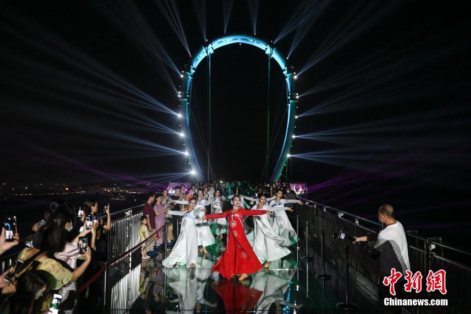 高さ500メートルの展望橋で漢服ダンスショー　広東省清遠(yuǎn)市