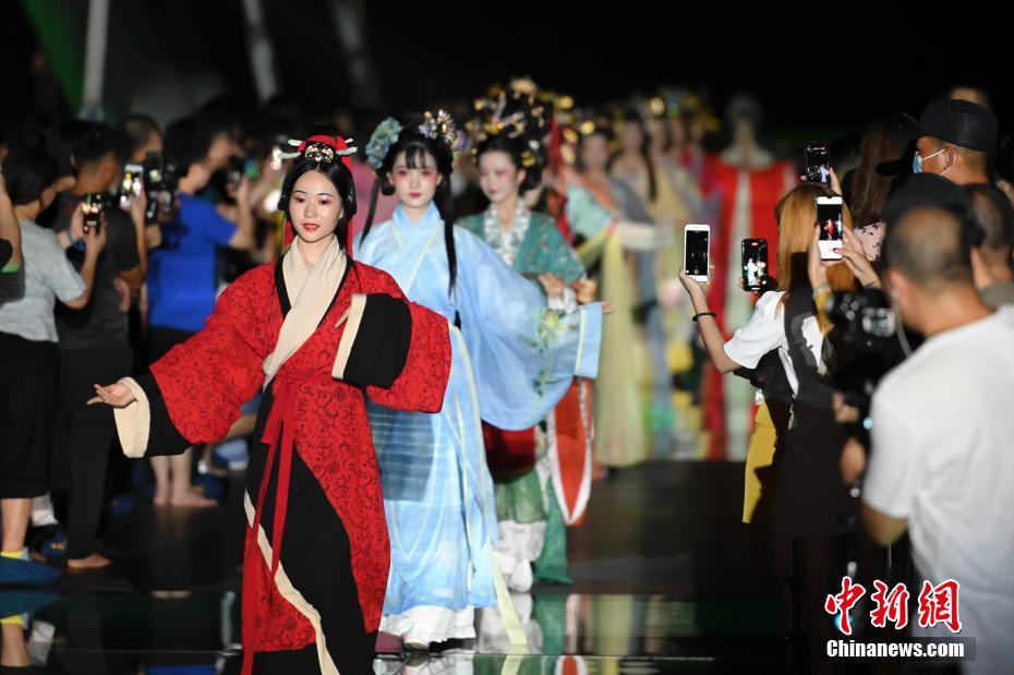 高さ500メートルの展望橋で漢服ダンスショー　広東省清遠(yuǎn)市