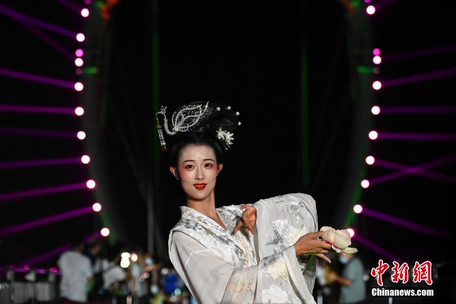 高さ500メートルの展望橋で漢服ダンスショー　広東省清遠(yuǎn)市