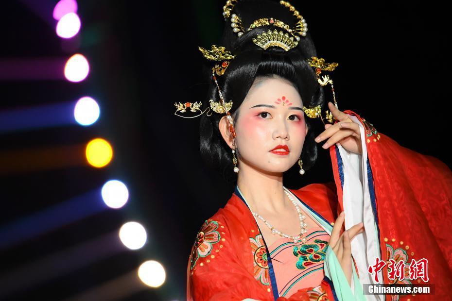 高さ500メートルの展望橋で漢服ダンスショー　広東省清遠(yuǎn)市