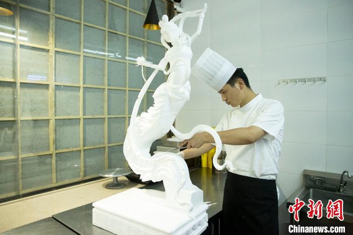 見事な包丁さばきで創(chuàng)り出す「美」、発泡スチロールで西施像　浙江省