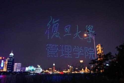 超クール！復(fù)旦大學(xué)がドローン400臺(tái)で卒業(yè)生を送別　上海