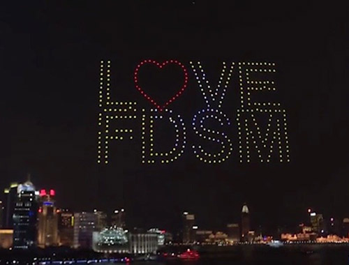 超クール！復旦大學がドローン400臺で卒業(yè)生を送別　上海