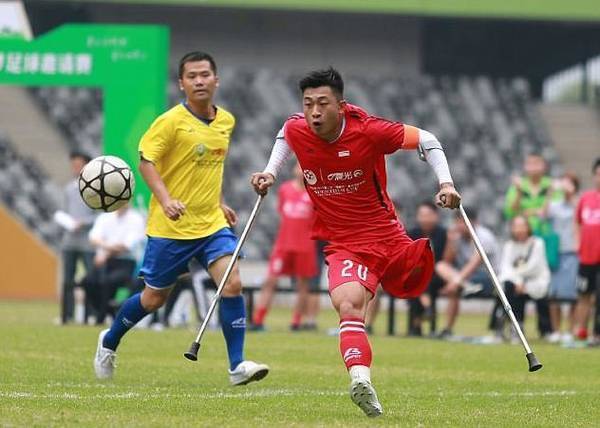 ダメにした杖46本！片足失っても強(qiáng)い意志でサッカー練習(xí)　広東省