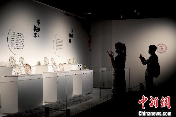 「妍を競う－清代中日伊萬里焼特別展」成都で開幕