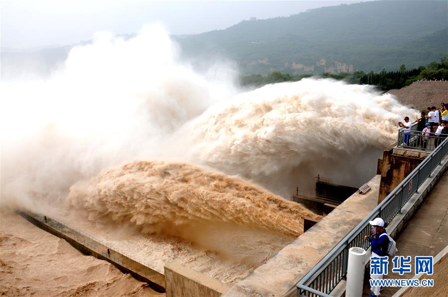 7月4日、黃河小浪底ダム貯水エリアの放水の様子（撮影?苗秋鬧）。