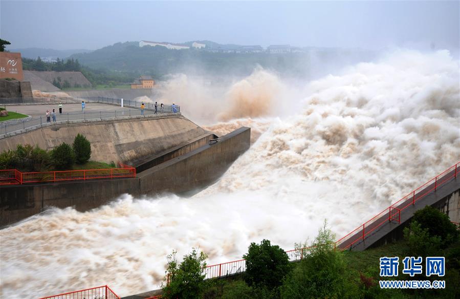 小浪底ダムから飛び出す「雙竜」　河南省済源