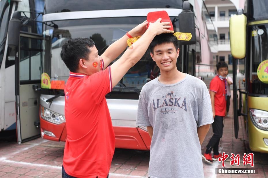 湖南省長沙の高校で受験生激勵會　高校3年生に盛大なエールを！