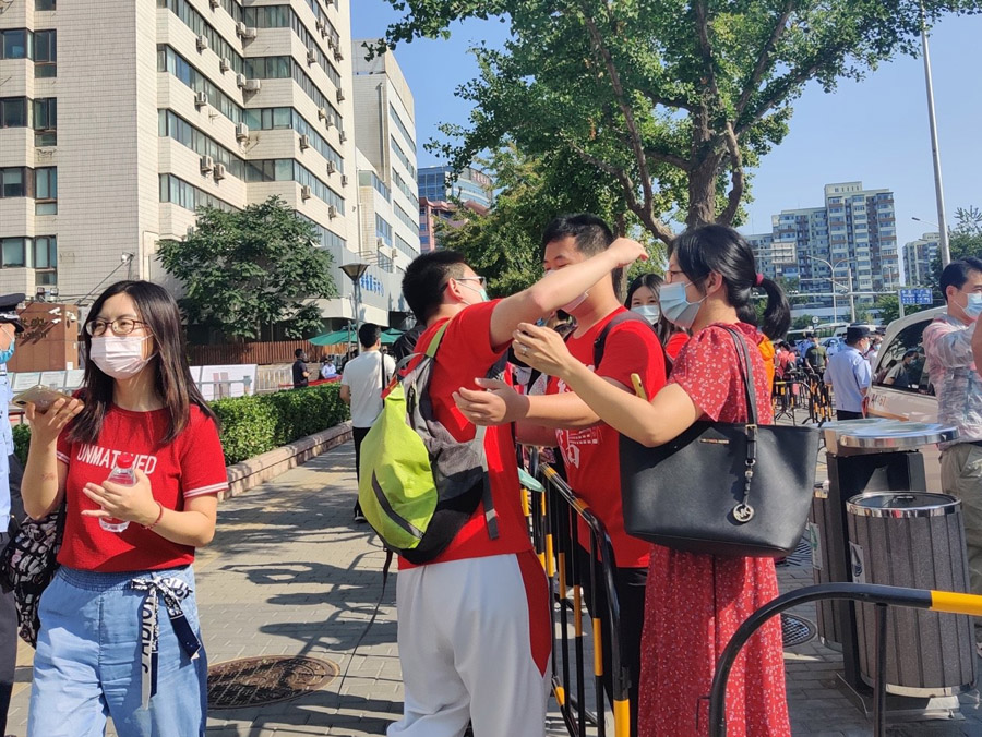 北京市で大學(xué)受験スタート　縁起を擔(dān)いだ服で受験生を送り出す保護者達(dá)