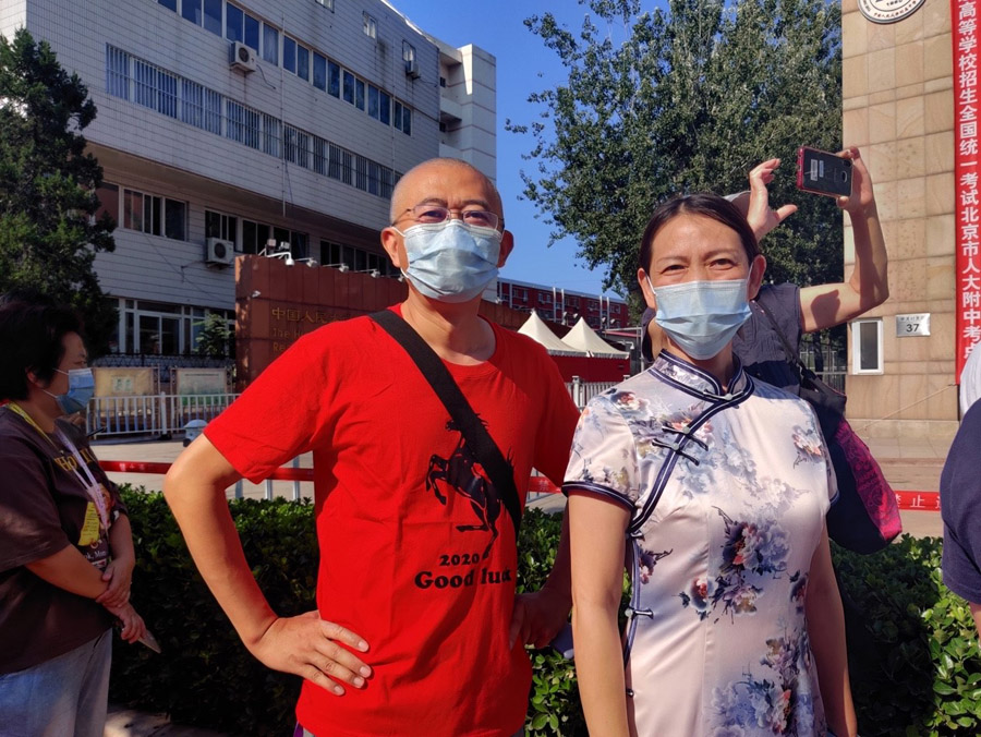 北京市で大學(xué)受験スタート　縁起を擔いだ服で受験生を送り出す保護者達