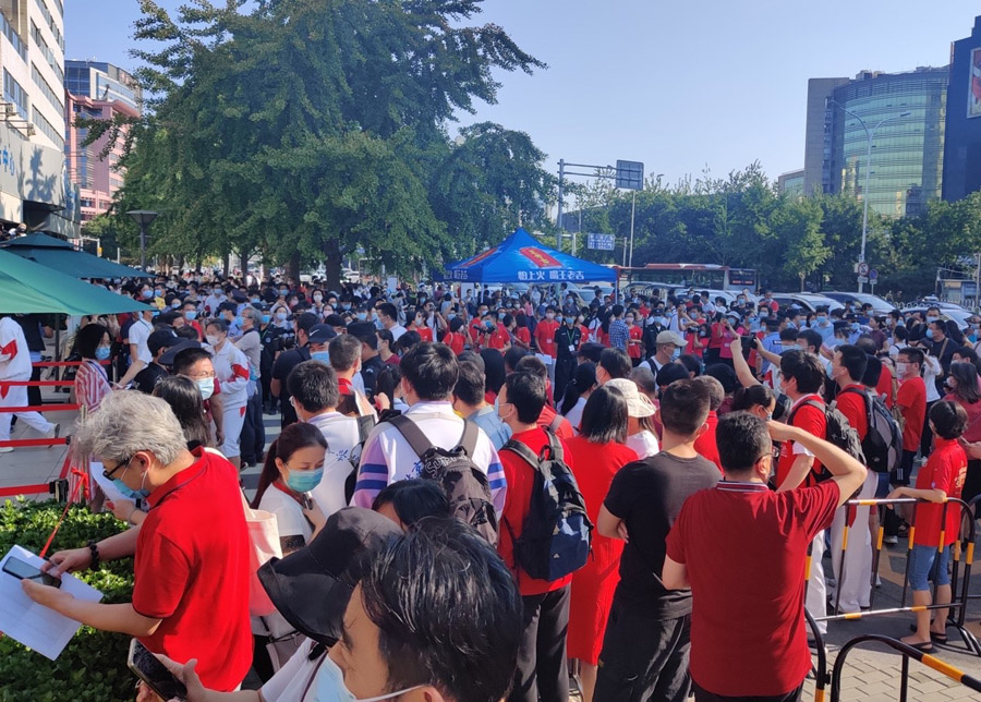 北京市で大學受験スタート　縁起を擔いだ服で受験生を送り出す保護者達