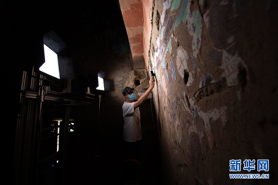 最新技術(shù)を駆使してキジル石窟を保護(hù)する若い夫婦　