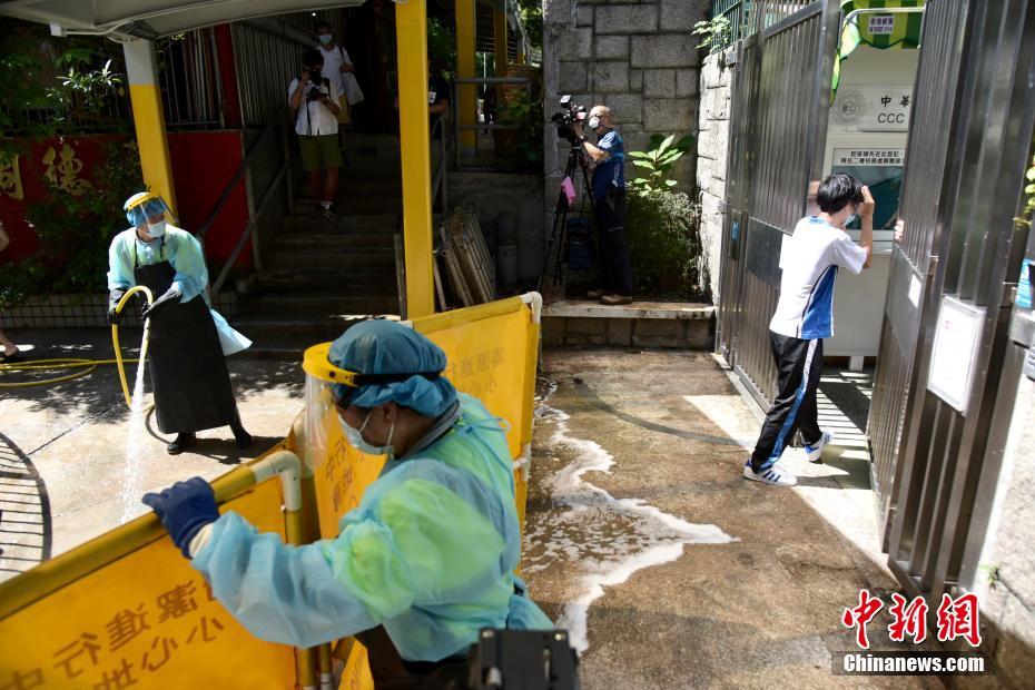 生徒の新型コロナ感染受け、學(xué)校の各出入口を消毒　香港地區(qū)