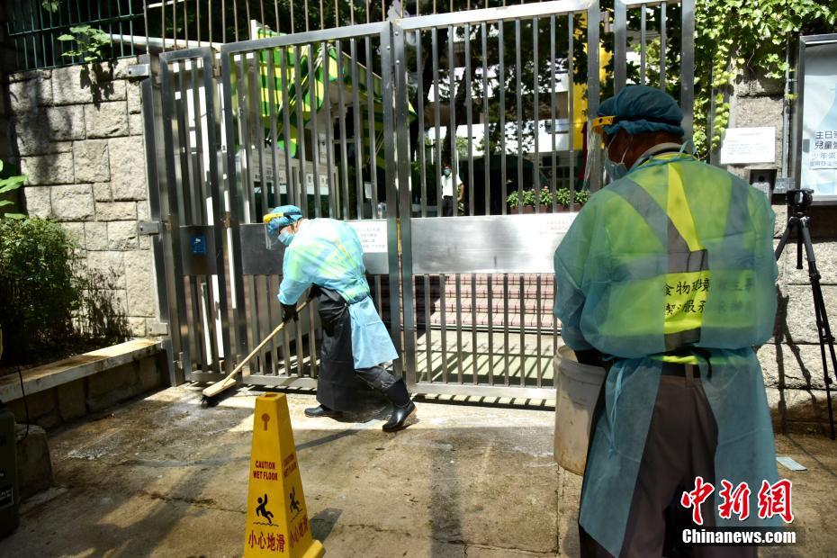 生徒の新型コロナ感染受け、學(xué)校の各出入口を消毒　香港地區(qū)