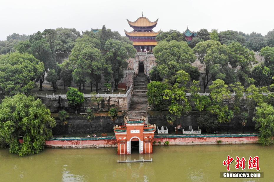 7月9日、湖南省岳陽市巴陵広場の観光道路と君山島景勝地を繋ぐ道路が洞庭湖の水で冠水（撮影?楊華峰）。