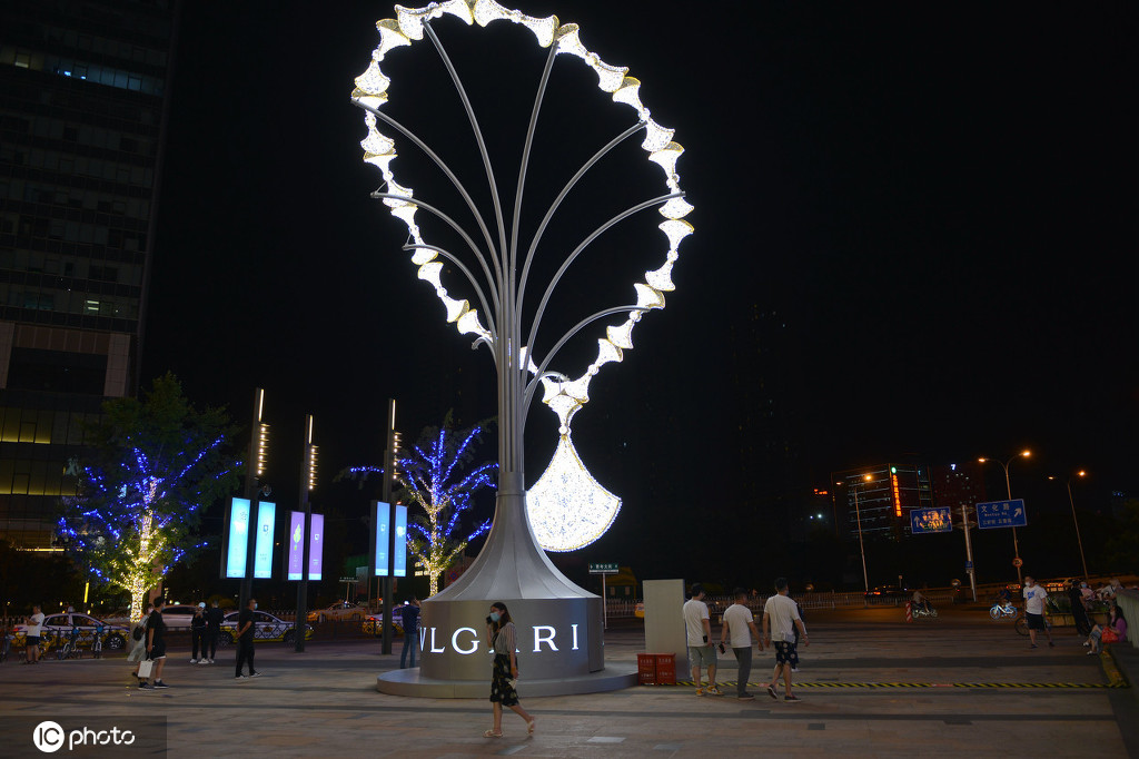 3萬8千個以上のLEDライトで燦然と輝きを放つ「ダイヤモンドのネックレス」（寫真著作権は東方ICが所有のため転載禁止）。