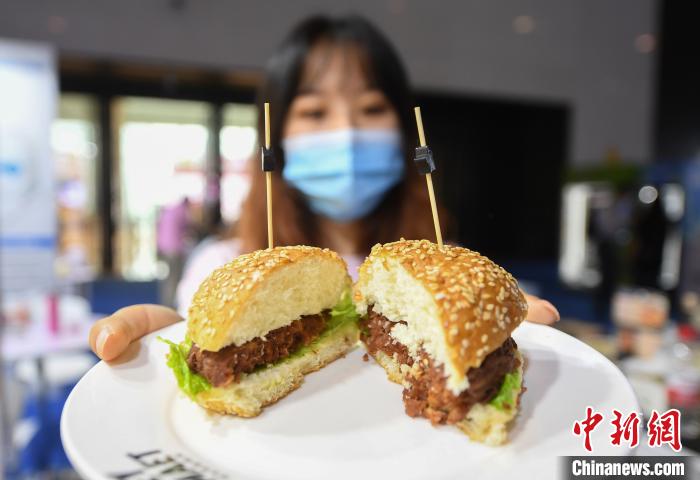 人工肉で作ったハンバーグを展示するスタッフ（撮影?王剛）。