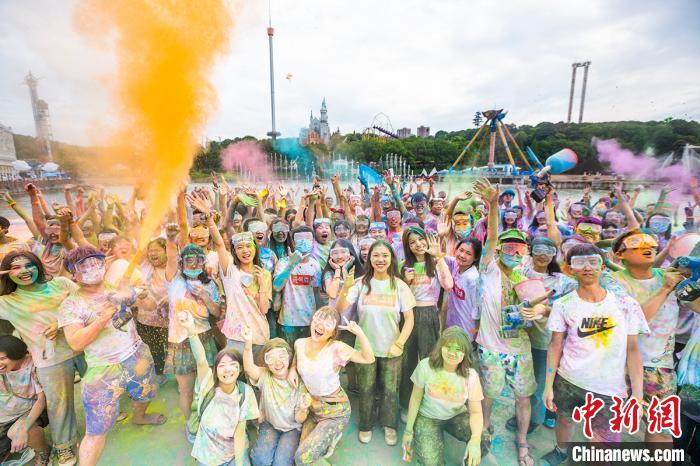 湖南の大學(xué)受験生1萬(wàn)人、卒業(yè)を祝い「カラー?ラン」に參加