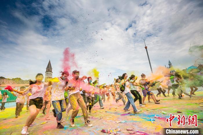 カラーパウダーをたくさん浴びて駆け回る卒業(yè)生たち（撮影?段可可）。