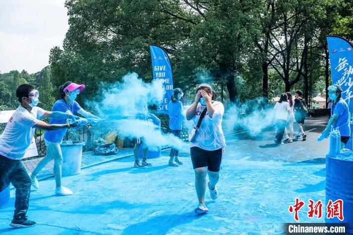 湖南の大學(xué)受験生1萬(wàn)人、卒業(yè)を祝い「カラー?ラン」に參加