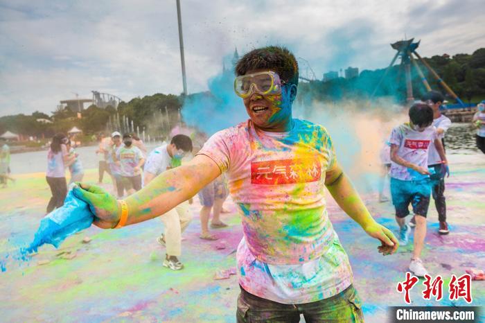 湖南の大學(xué)受験生1萬人、卒業(yè)を祝い「カラー?ラン」に參加