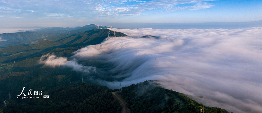 雲(yún)海の「波間」から見(jiàn)え隠れする風(fēng)力発電機(jī)　河南省三門(mén)峽