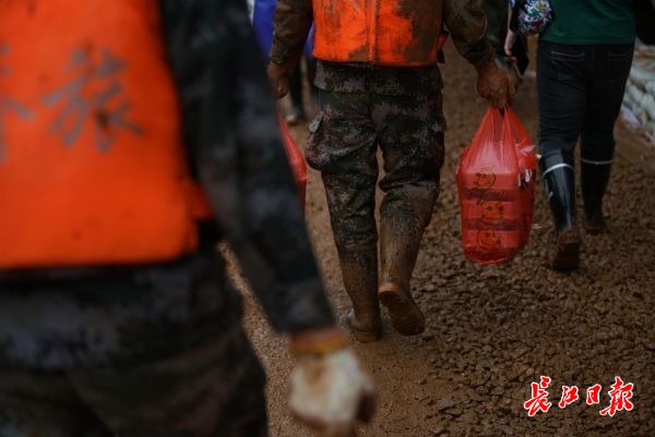 堤防復(fù)舊作業(yè)8時(shí)間！全身泥まみれで食事をとる兵士らに敬意を！　湖北省 