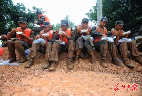 堤防復(fù)舊作業(yè)8時間！全身泥まみれで食事をとる兵士らに敬意を！　湖北省 