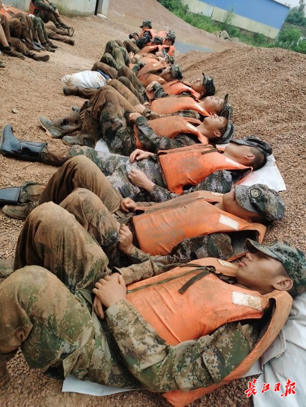 堤防復(fù)舊作業(yè)8時間！全身泥まみれで食事をとる兵士らに敬意を！　湖北省 