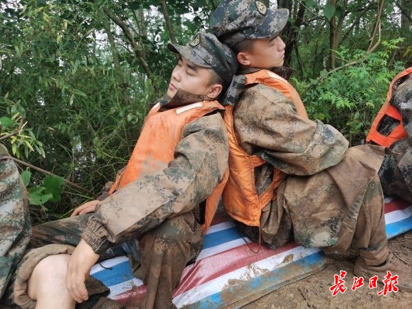 堤防復(fù)舊作業(yè)8時(shí)間！全身泥まみれで食事をとる兵士らに敬意を！　湖北省 