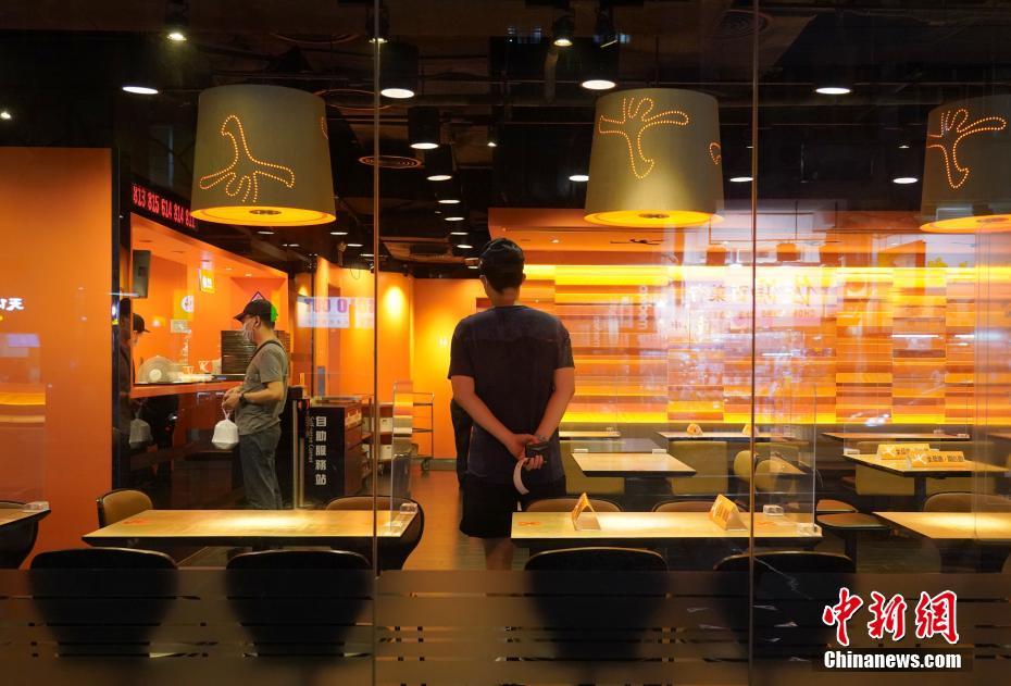 香港地區(qū)、コロナ対策で夜間から早朝までの飲食店店內(nèi)での食事提供禁止へ