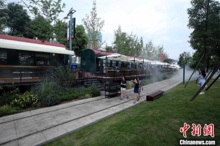 車両そばの小道を歩く食事客（撮影?王磊）。