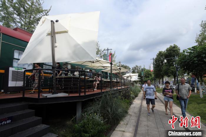 レトロな車両を再利用した火鍋店が人気に　四川省成都