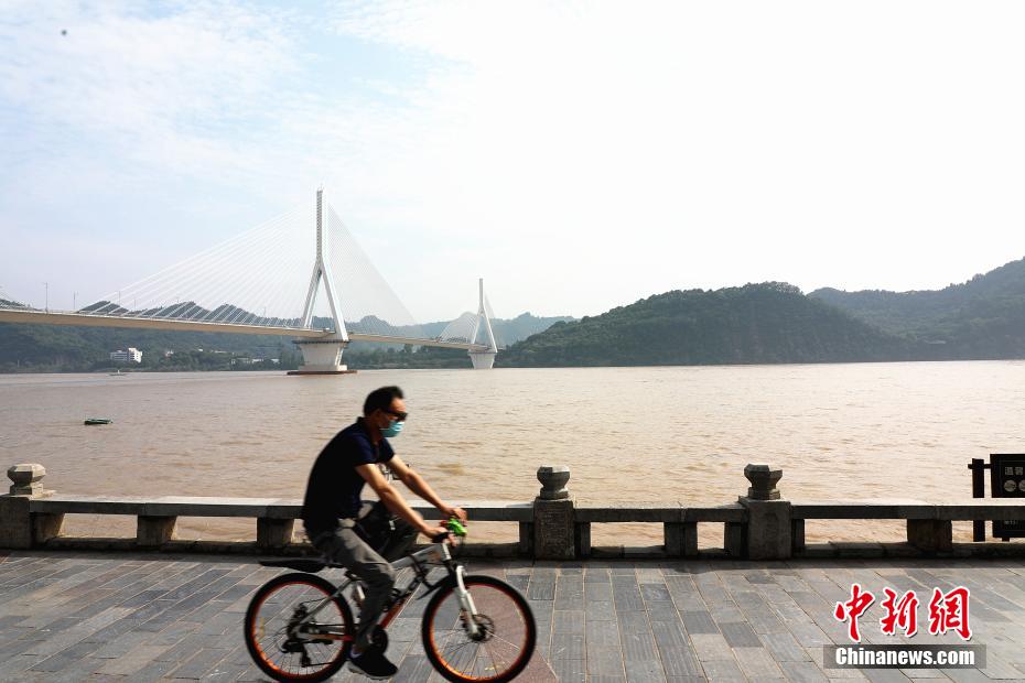 長江2020年第2號洪水が湖北宜昌を無事通過