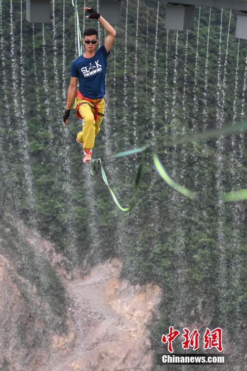 見てるだけでドキドキ！高さ500メートルの「空中散歩」　広東省清遠