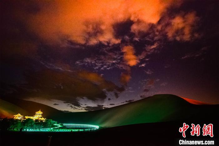 敦煌大砂漠、1日あたり観光客數(shù)が今年最高に　甘粛