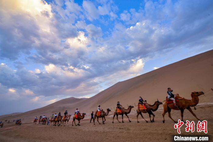 敦煌大砂漠、1日あたり観光客數(shù)が今年最高に　甘粛