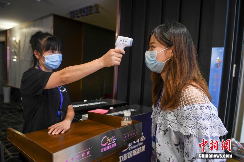 長沙の映畫館が営業(yè)再開の準(zhǔn)備　人形で距離をキープ