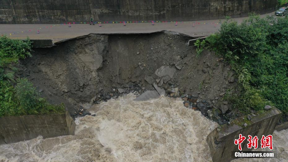 四川省とチベットを結(jié)ぶ川蔵道路、土砂災(zāi)害でチベット林芝區(qū)間が寸斷
