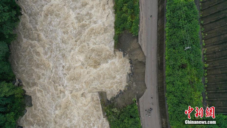 四川省とチベットを結(jié)ぶ川蔵道路、土砂災(zāi)害でチベット林芝區(qū)間が寸斷