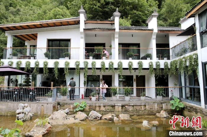 農(nóng)家が観光業(yè)で貧困脫卻　陝西省柞水県